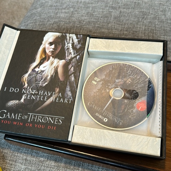 DVD TV Series GAME OF THRONES The Complete FIRST Season Plus BONUS FEATU… - Picture 2 of 5